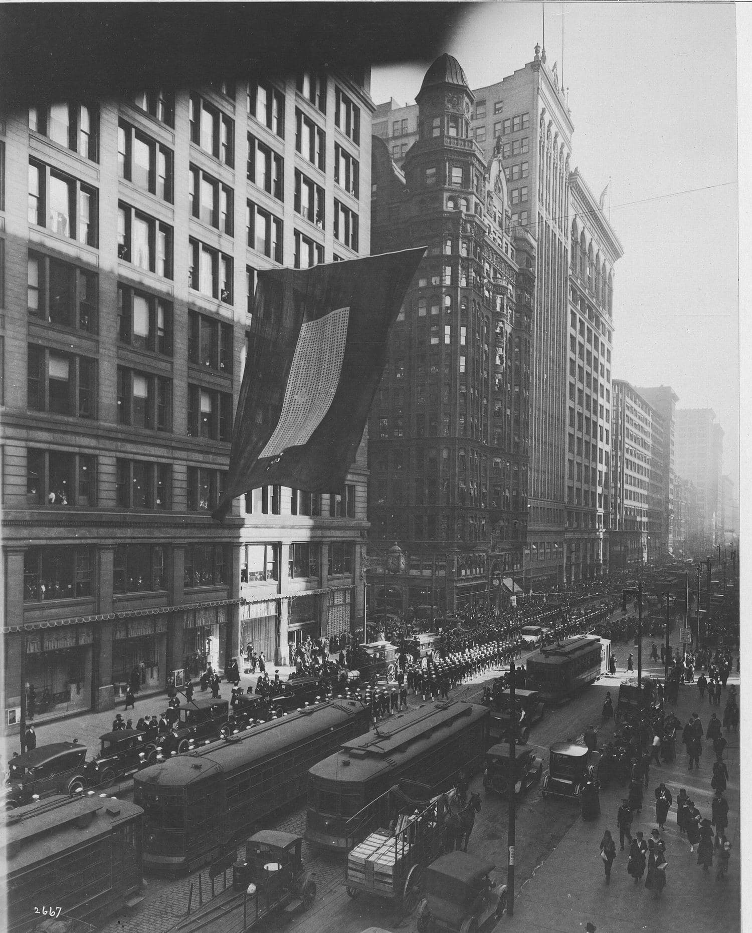 Street level on the same negative: State Street, Chicago, 1917–18. This is the city Melvin Jones was writing from, not a picture of the Business Circle.